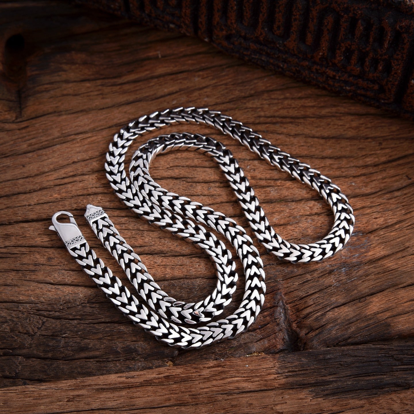 Hirvon - V-Shaped Weave Silver Chain Necklace