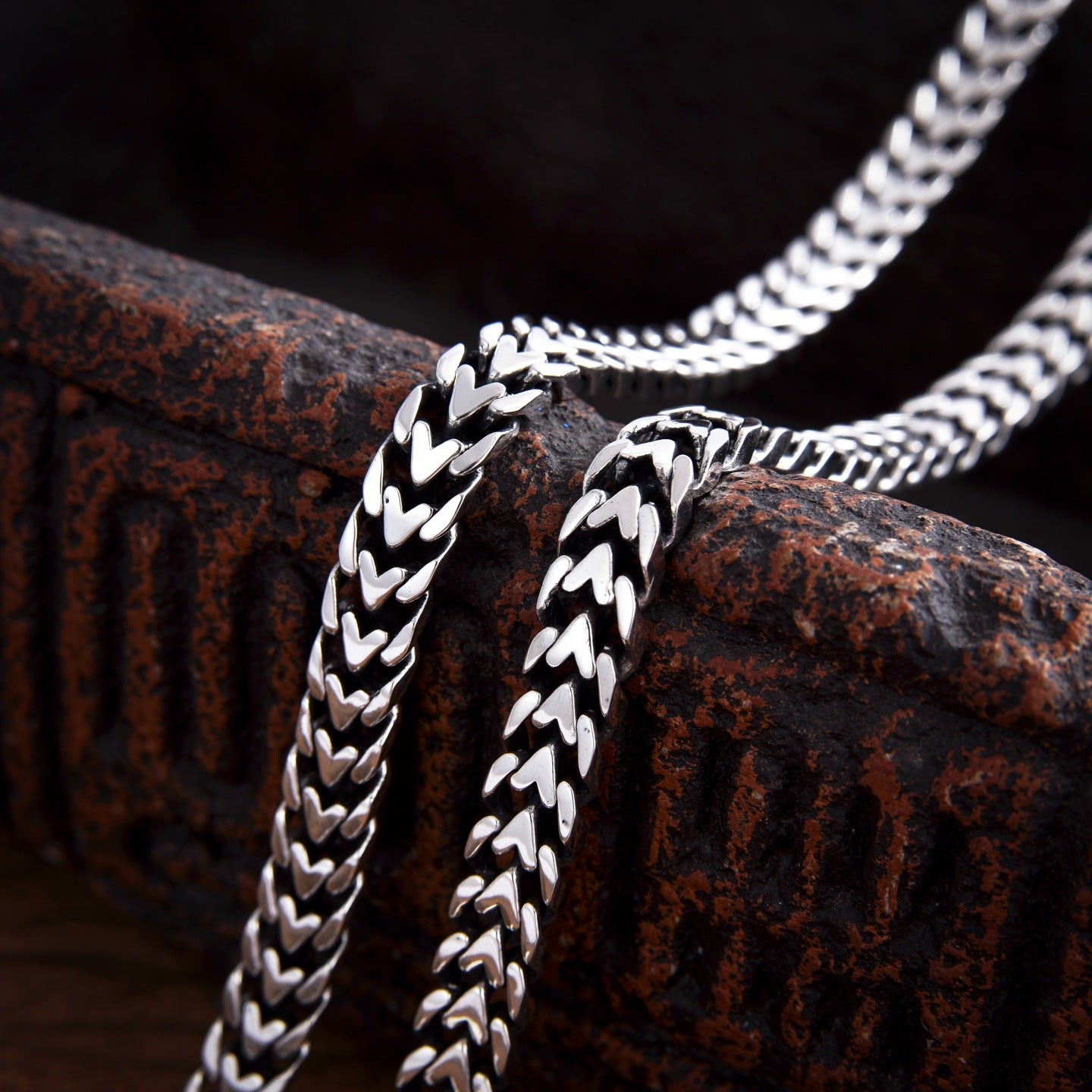 Hirvon - V-Shaped Weave Silver Chain Necklace