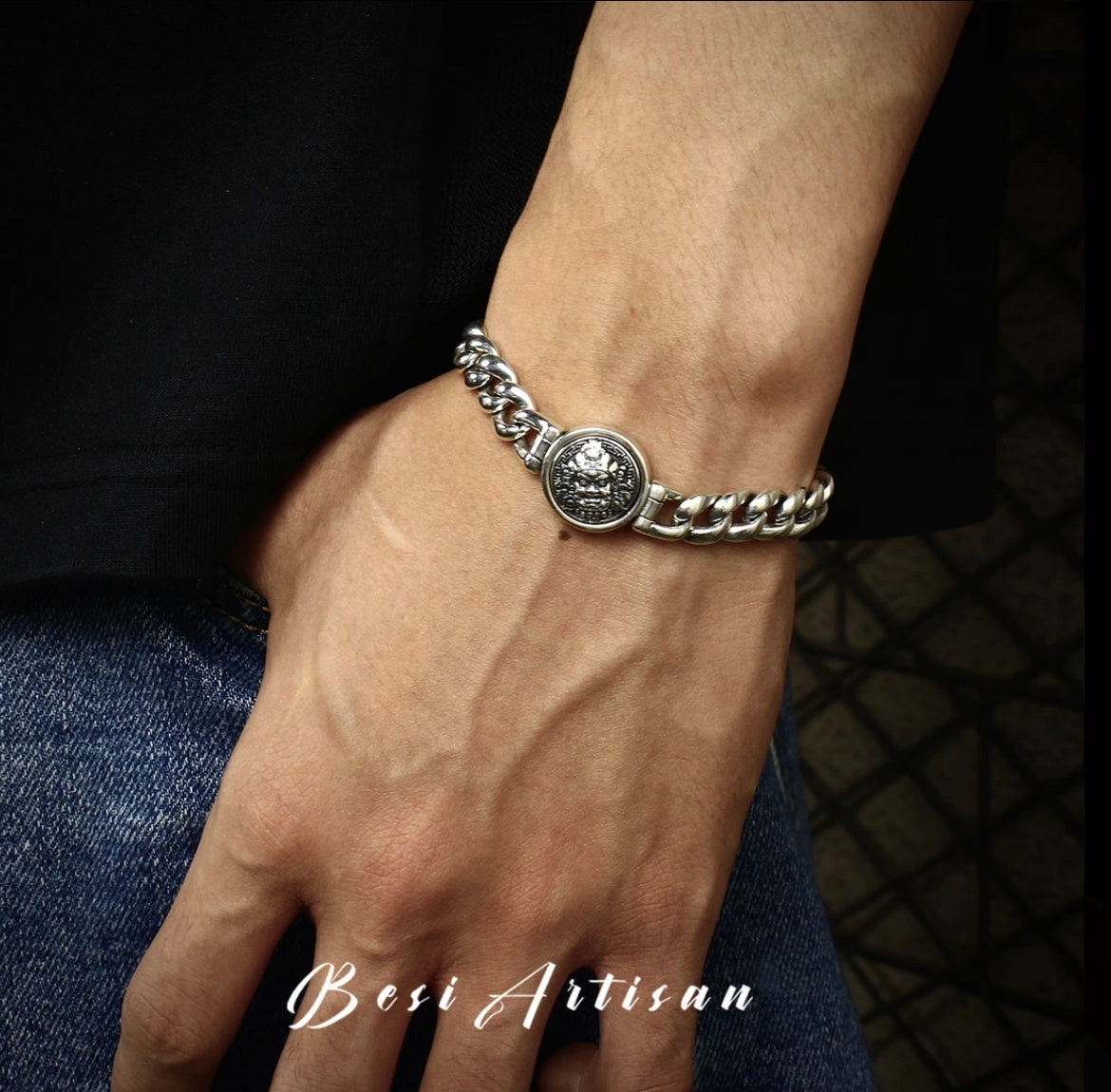 Edras - Spinning Lion Crest Bracelet