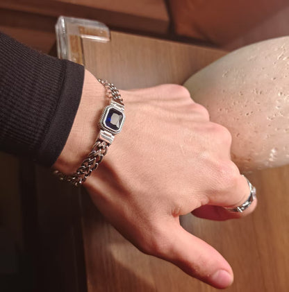 Hirvon - Sapphire Clasp Silver Bracelet