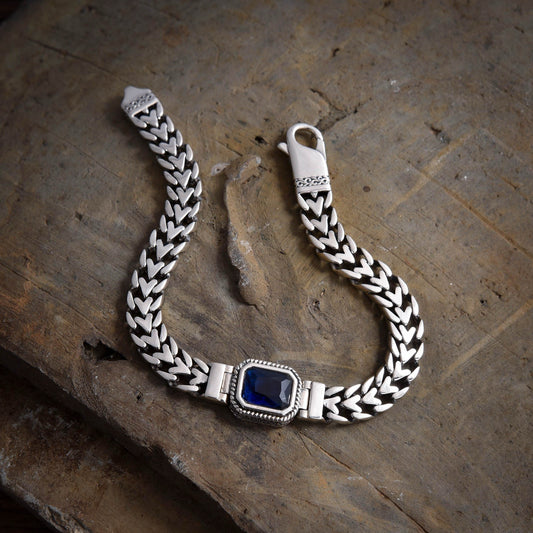 Hirvon - Sapphire Clasp Silver Bracelet