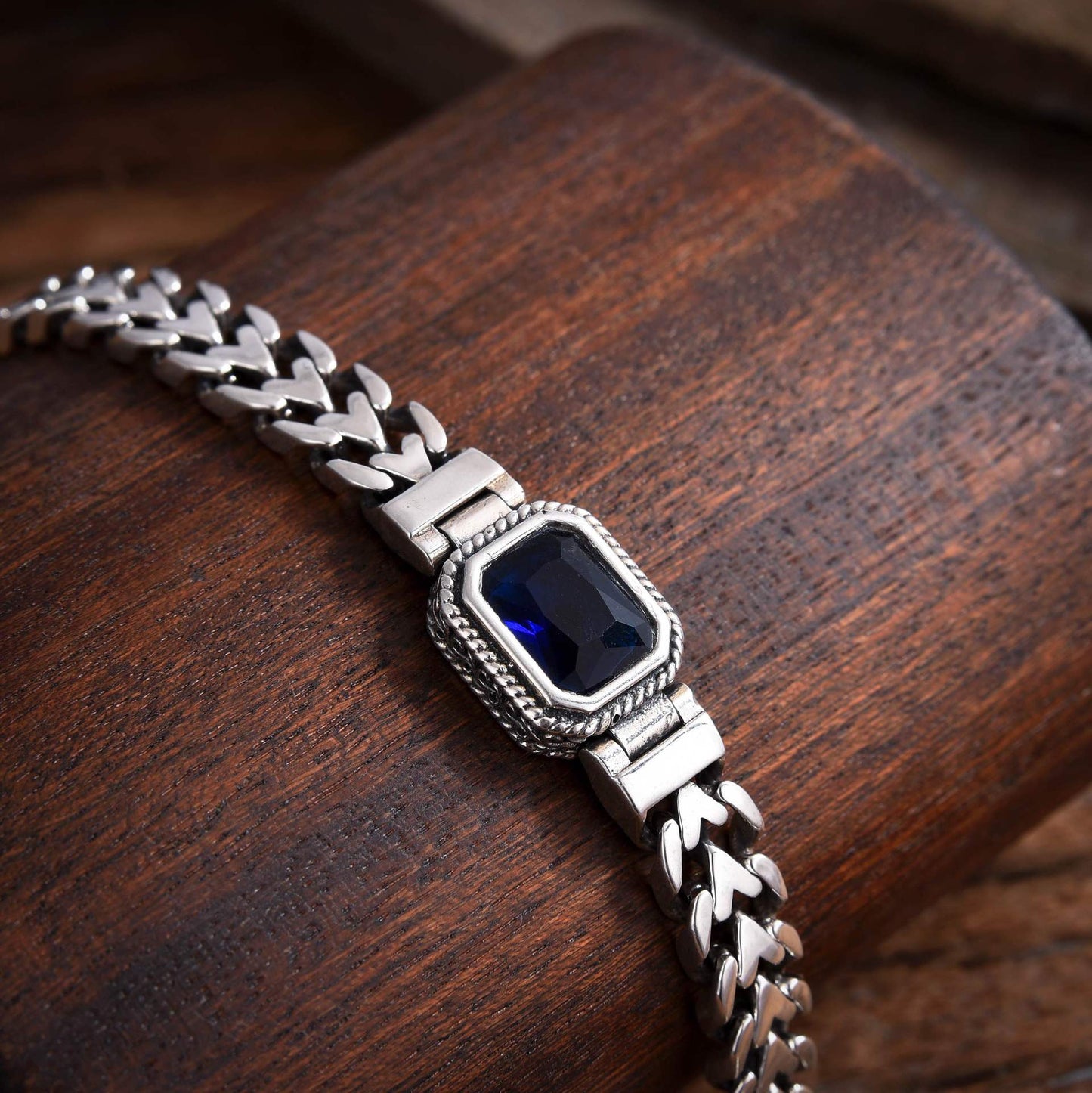 Hirvon - Sapphire Clasp Silver Bracelet