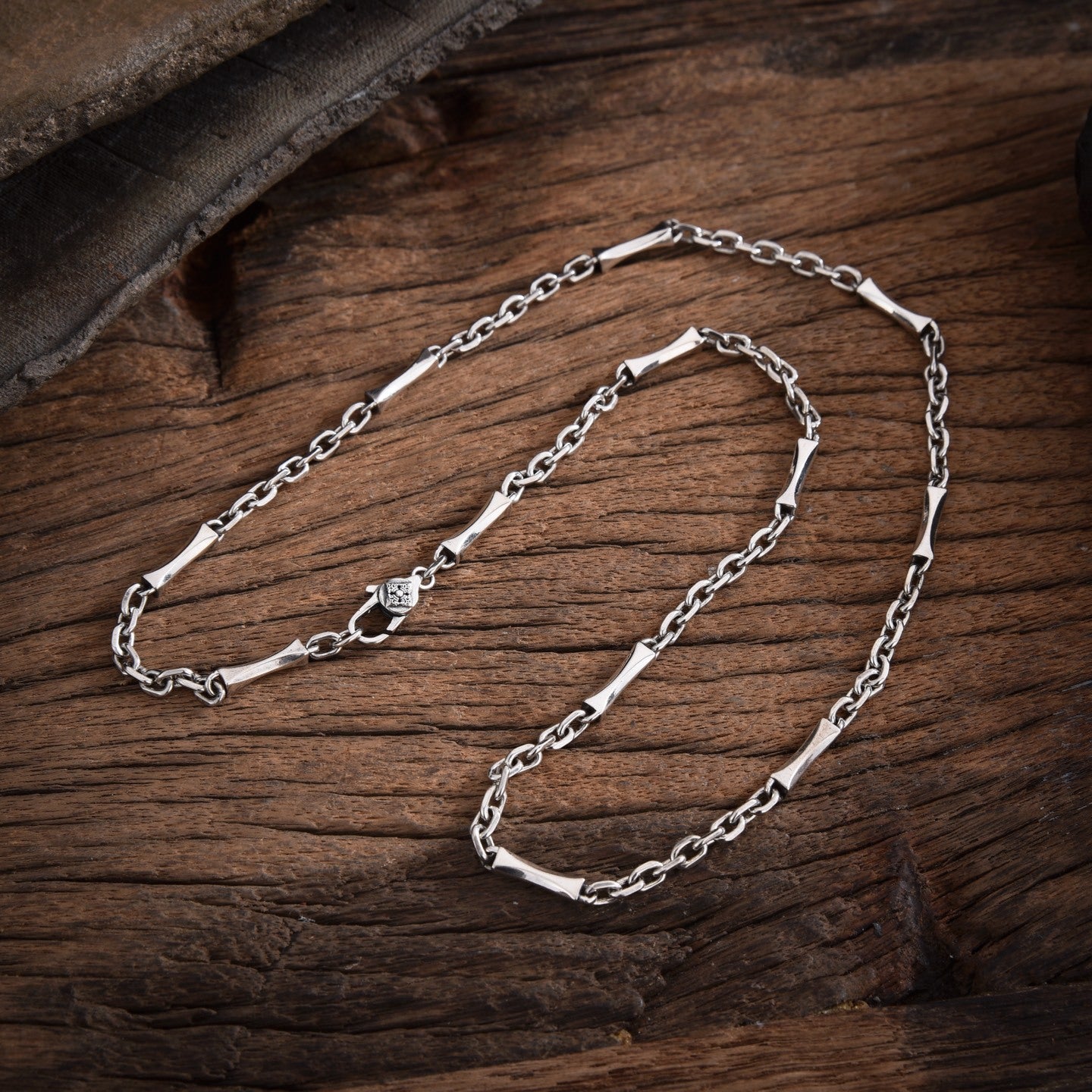 Elaro - Centered Silver Chain
