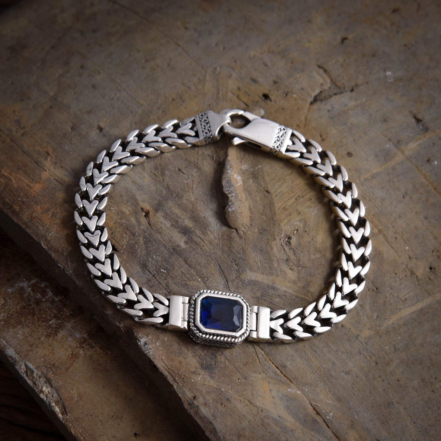 Hirvon - Sapphire Clasp Silver Bracelet