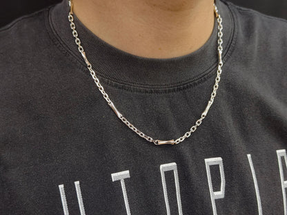 Elaro - Centered Silver Chain