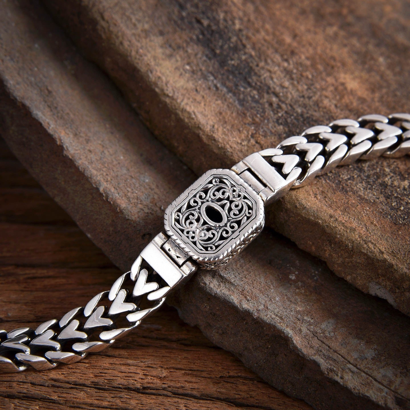 Hirvon - Sapphire Clasp Silver Bracelet