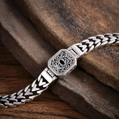 Hirvon - Sapphire Clasp Silver Bracelet