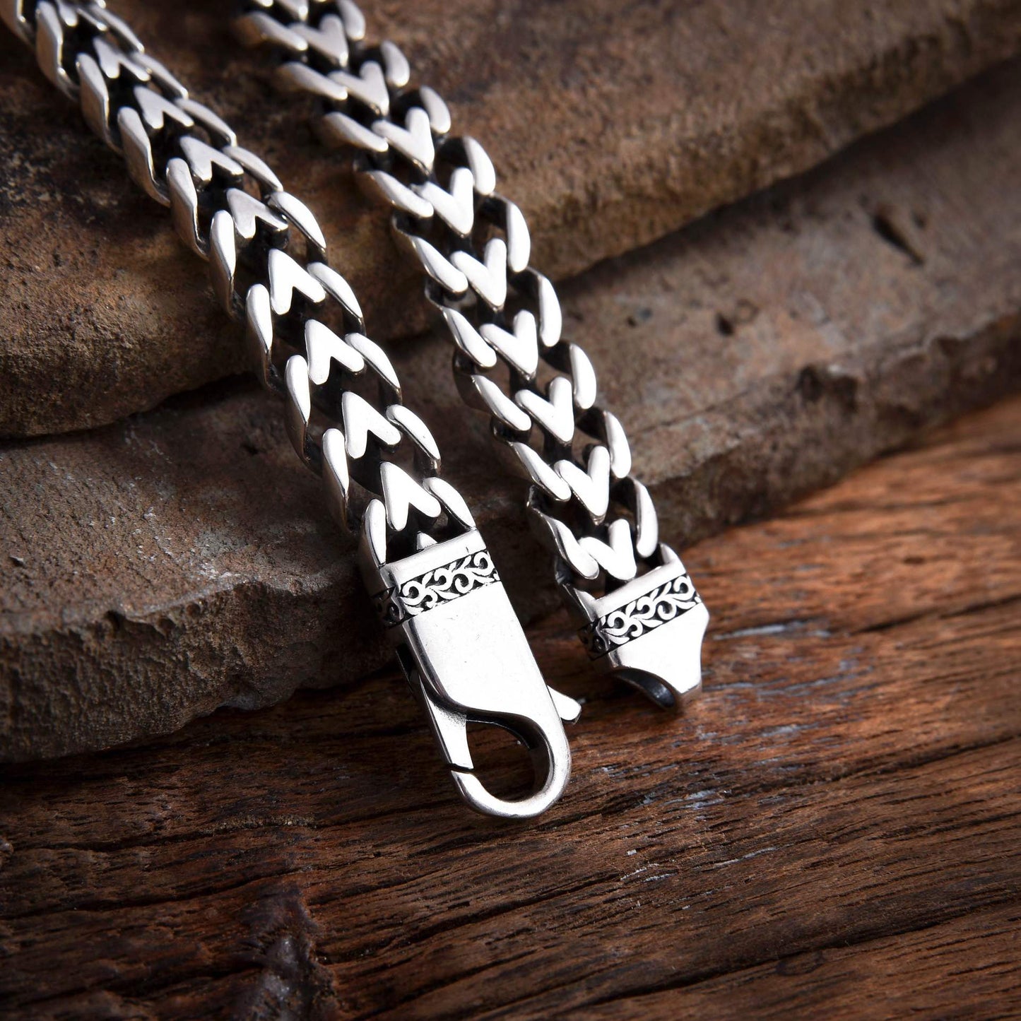 Hirvon - Sapphire Clasp Silver Bracelet