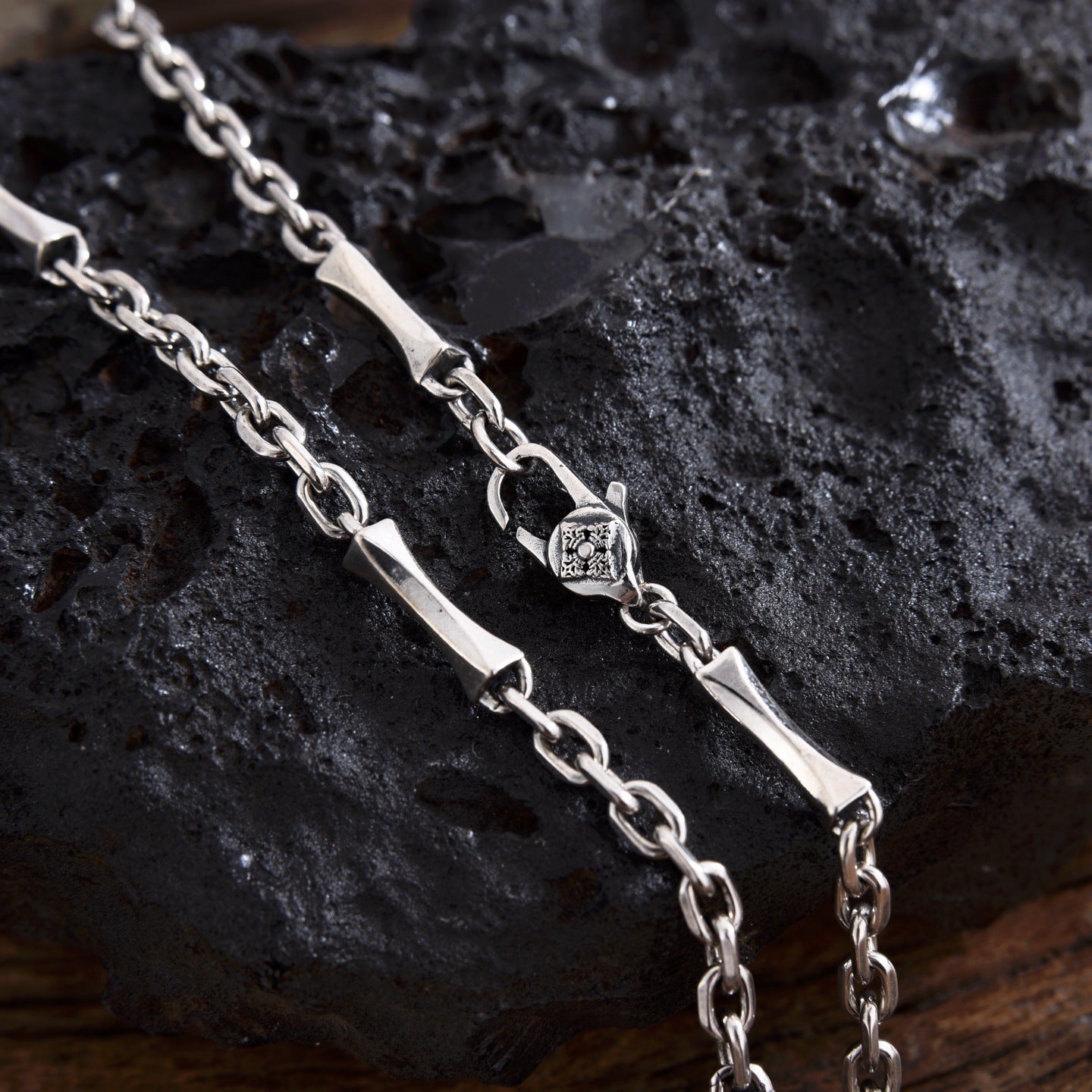 Elaro - Centered Silver Chain